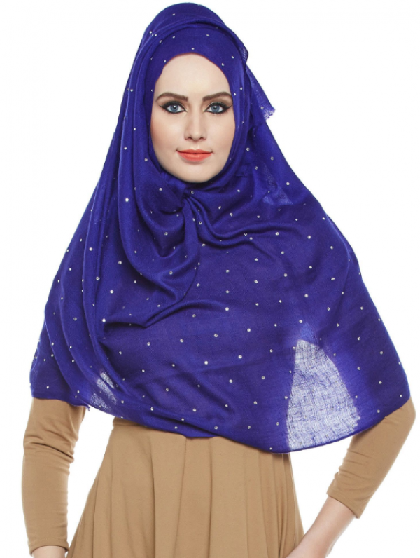 Hijab pashmina dengan aksen bros mewah